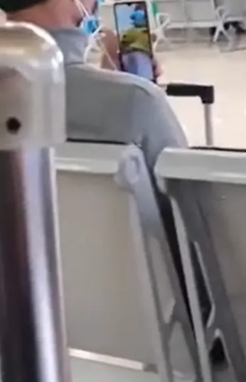 Trong lúc chờ máy bay bác trai video call về xem bác gái show bưởi - gokkurtsozluk.com - sex thú